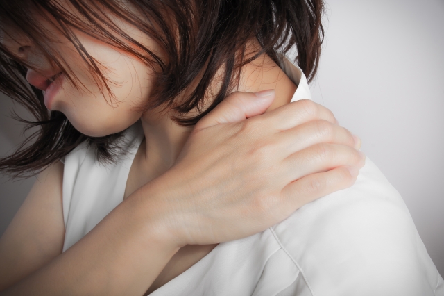 大阪市三津屋の女性専用鍼灸院での肩こりの施術風景